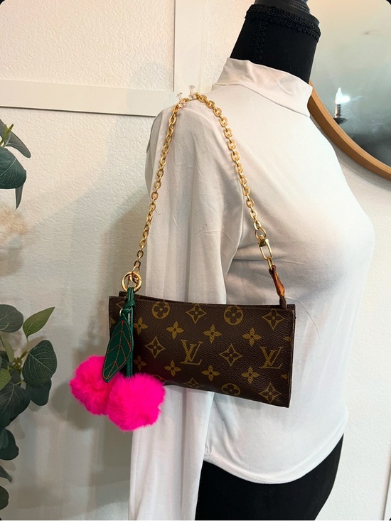 Louis Vuitton - Picture 3 of 13